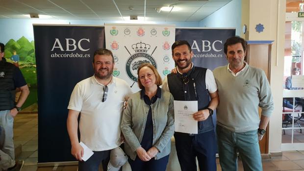 El gerente del del Club de Campo, Manuel Villagrán (derecha), junto a los ganadores