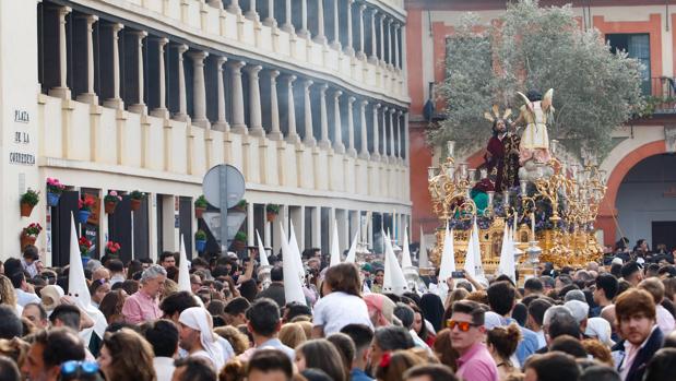 La Oración en el Huerto avanza en una atiborrada plaza de la Corredera