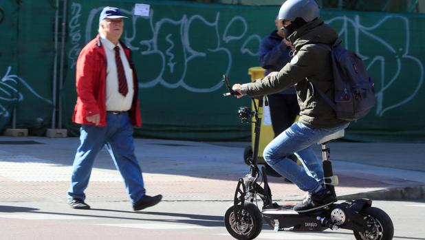 Usuario de un patinete eléctrico