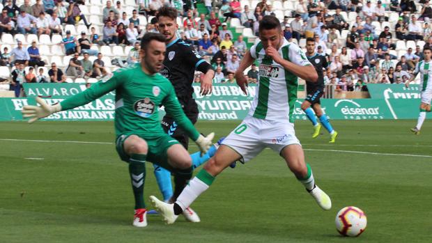 Andrés Martín intenta superar a Juan Carlos en una acción del Córdoba CF-CD Lugo