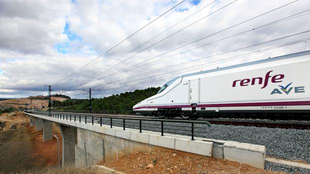Un tren AVE cruza un viaducto