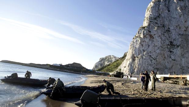 Royal Gibraltar Police en una de las playas del Peñón