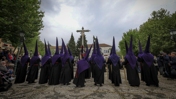 Todas las hermanadades han salido este Viernes Santo en Granada, aunque con retraso.