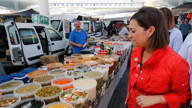 La alcaldesa en el mercadillo de las Setas