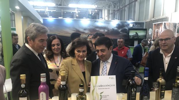 Carmen Calvo, flanqueada por Francisco Reyes y Lucrecio Fernández, durante su visita a Expoliva