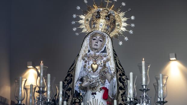 Nuestra Señora de los Dolores coronada de Córdoba motnada en su paso el pasado Viernes Santo