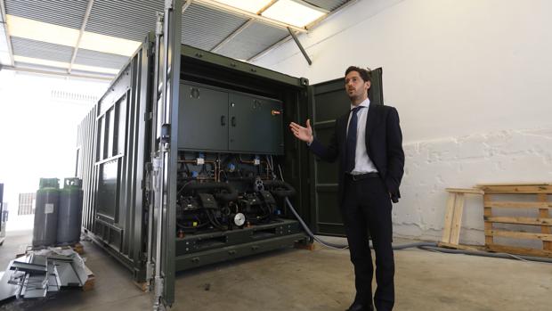 Carlos García, con la máquina de generación de agua que ha comprado el Ejército de Chile en Lucena