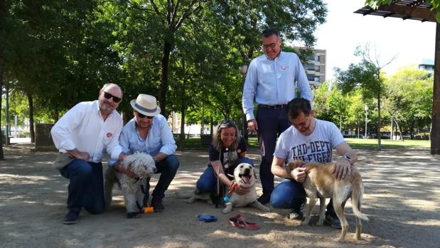 Isabel Albás con su perro Nano junto a miembros del partido y sus mascotas