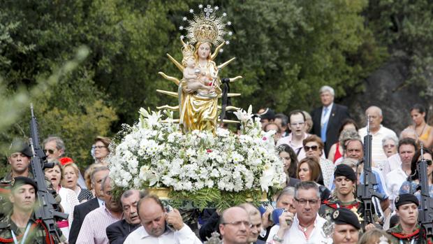 La Virgen de Linares coronada recorre los alrededores de su santuario, acompañada por sus devotos
