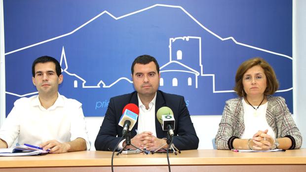 El equipo de gobierno local, con el alcalde en el centro José Manuel Mármol, tras la moción de censura al PP