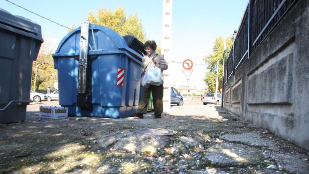 Una mujer pasa por una calle deteriorada del Tablero