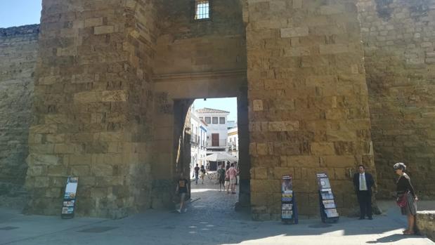 Paneles publicitarios en la Puerta de Almodóvar