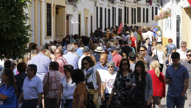 Colas para acceder al patio de Marroquíes, 6, con varios banderines de guías turísticos, el pasado sábado