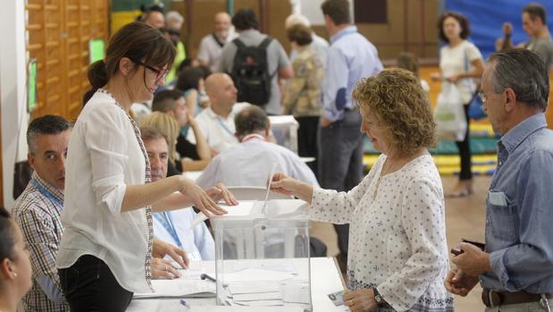 Una mujer deposita su voto en una urna en las pasadas municipales