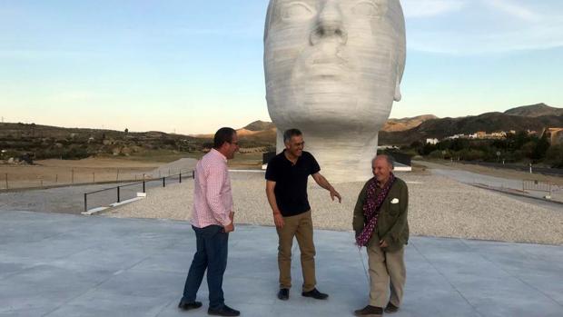 Antonio López durante su visita a la «Mujer del Almanzora» en Olula del Río