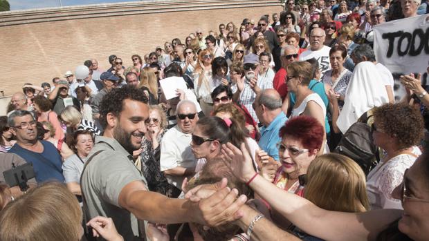 El médico Jesús Candel recibe muestras de apoyo tras acudir a un juzgado granadino en 2017