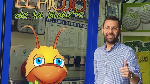 Alfonso Lozano, en la administración de Lotería de La Línea que ha dado este suculento premio