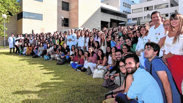 Los 113 médicos residentes especialistas que realizarán su especialidad en el Hospital Universitario Reina Sofía