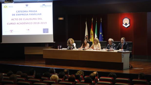 Imagen del acto de cierre del curso de la Cátedra Prasa de Empresa Familiar, celebrado ayer