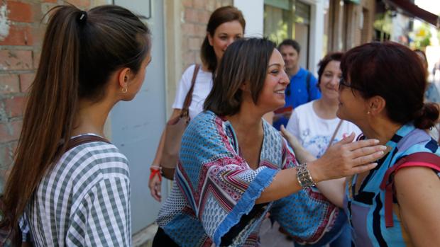 La alcaldesa en funciones, Isabel Ambrosio, en un paseo electoral