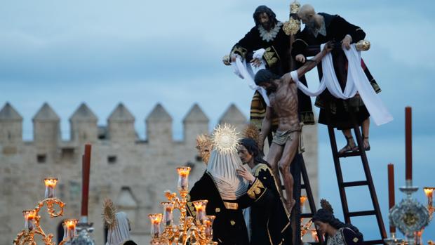 El misterio del Descendimiento, en el Puente Romano de Córdoba el Viernes Santo de 2019