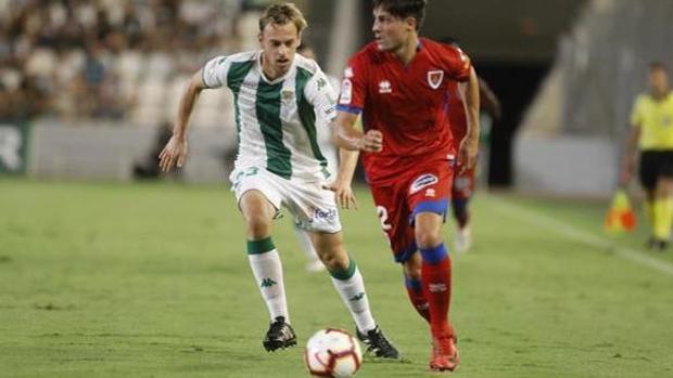 Javi Lara persigue a un rival durante un partido