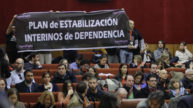 Interinos de la Junta muestran una pancarta exigiendo un plan de estabilización