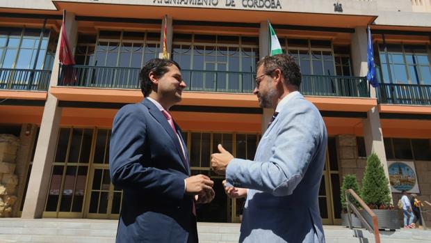 Bellido y Dorado, en la puerta del Ayuntamiento
