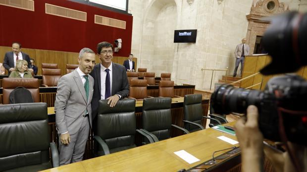 Los consejeros Juan Bravo y Juan Marín en el Parlamento andaluz este miércoles