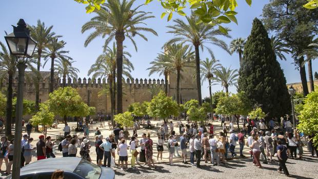 Colas de turistas en el Alcázar