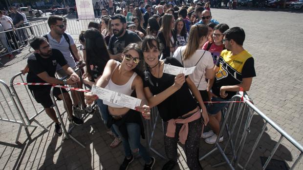 Dos jóvenes con sus entradas para el concierto de Rosalía