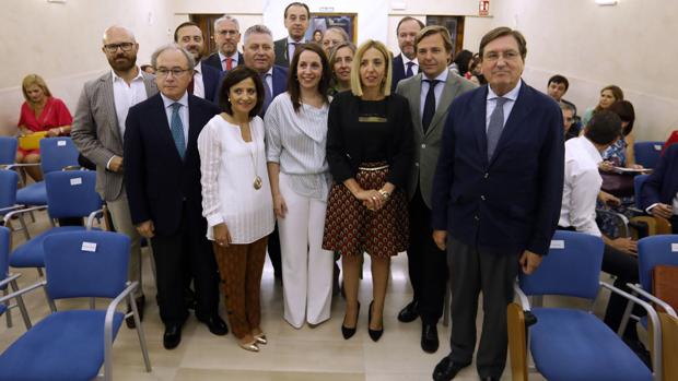 Mesa redonda con representantes de empresas y Caja Rural