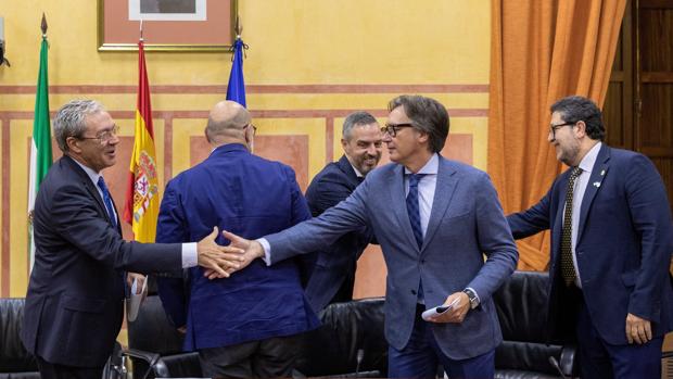 Gavira (Vox) estrecha la mano de Velasco (Ciudadanos) tras la firma del acuerdo