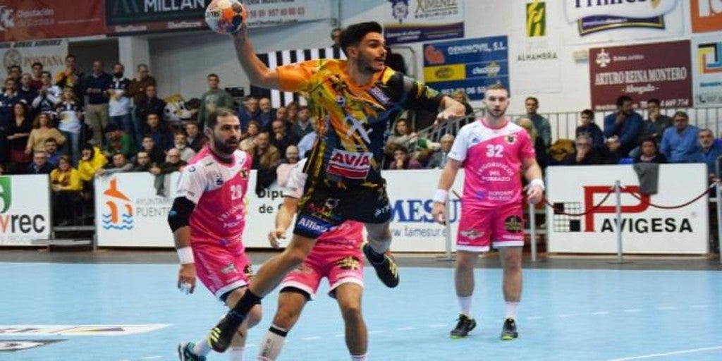 El Ángel Ximénez Avia Puente Genil renueva al extremo izquierdo Xavi Tuà