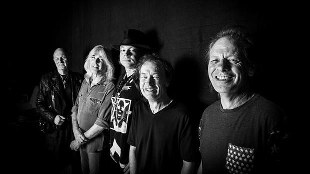 Los integrantes de AC/DC, fotografiados en Lisboa