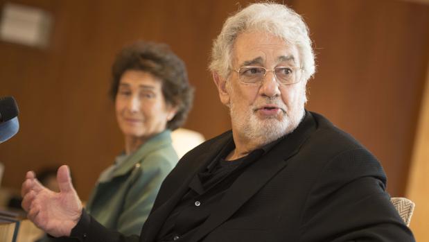 Plácido Domingo y Paloma O'Shea durante el encuentro con la prensa