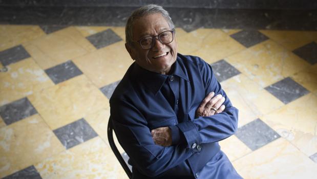 Armando Manzanero posa en el Teatro Nuevo Apolo de Madrid