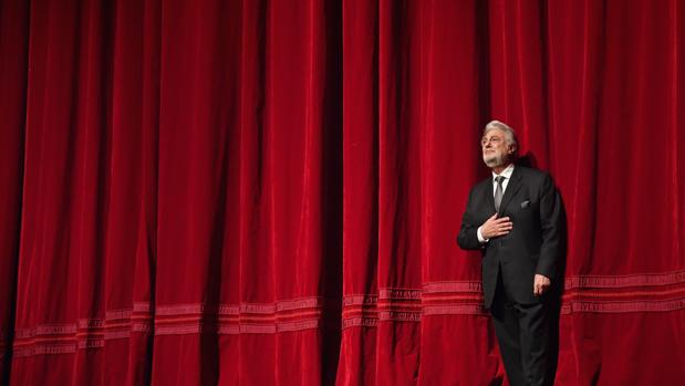 Plácido Domingo recibe la ovación del público en el escenario del Met