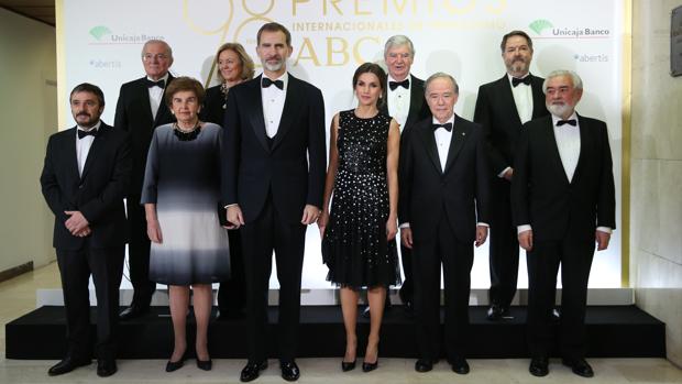 Foto de familia con los premiados en la 98º Edición de los Premios Mariano de Cavia
