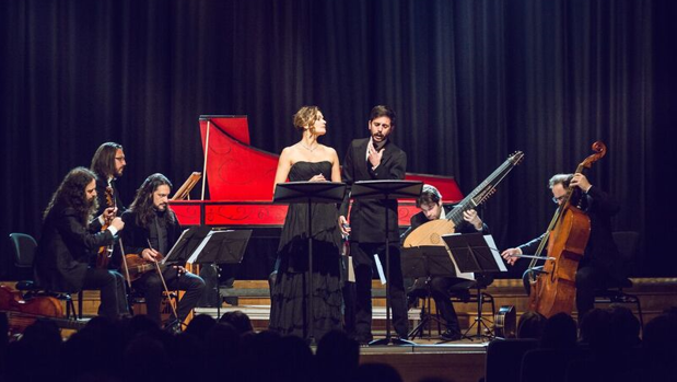 Roberta Mameli y Juan Sancho junto a la Accademia del Piacere