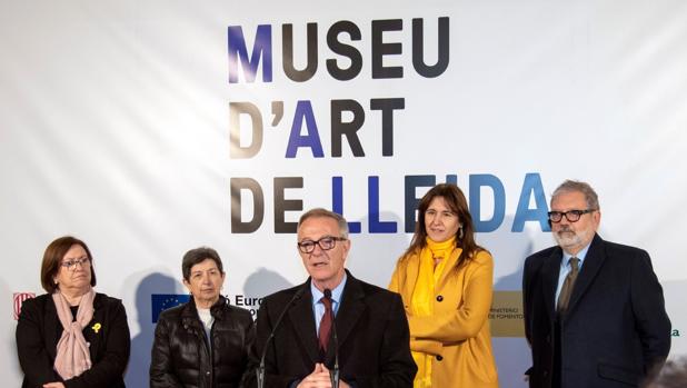El ministro de Cultura, José Guirao (c), la consellera de Cultura, Laura Borràs (2d), el alcalde de Lérida, Féliz Larrosa (d), la delegada del Gobierno en Cataluña, Teresa Cunillera (2i), y la presidenta de la Diputación de Lérida, Rosa Mª Perelló (i), durante el acto de inicio de las obras del nuevo Museo de Arte de Lérida