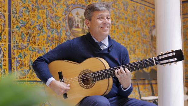 Pedro Sierra toca la guitarra en el patio interior de la Fundación Cristina Heeren