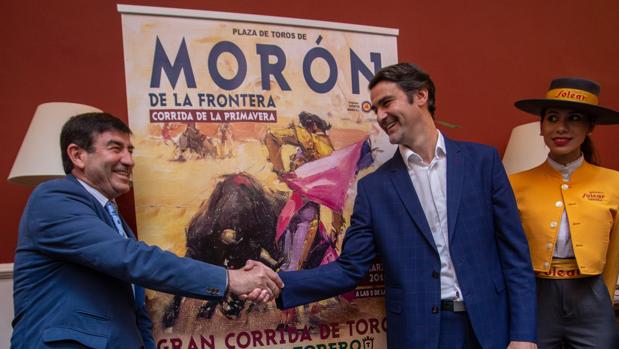 Jesulín, junto al empresario Carmelo García en la presentación de la corrida de Morón de la Frontera