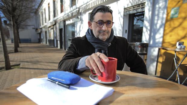 Manuel García tomando un té en la Alameda de Hércules