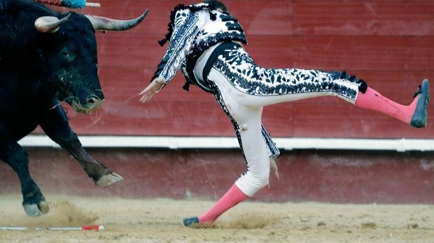 Momento de la caída de Enrique Ponce tras ser corneado: la rodilla se dobla totalmente y sufre una grave lesión