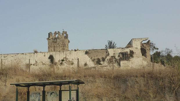 A la izquierda, esquina derrumbada del castillo de Torremelgarejo desde la calle, antes de la intervención