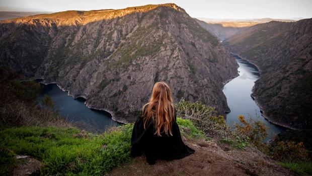 Una mujer observa el Cañón del río Sil desde el mirador de Vilouxe, en pleno corazón de la Ribeira Sacra