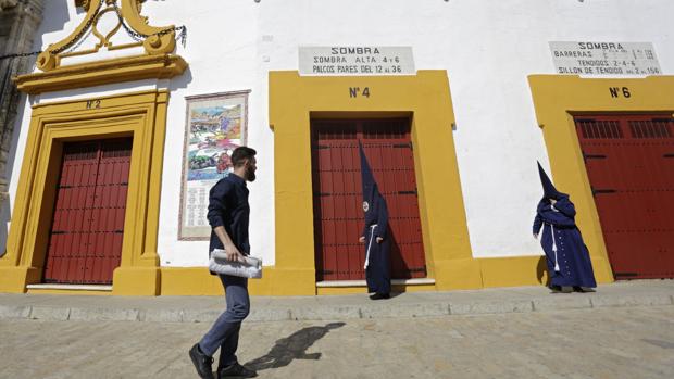 Nazarenos del Baratillo delante la Plaza de Toros de Sevilla el Miércoles Santo
