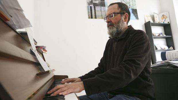 El compositor César Camarero trabajando en su estudio