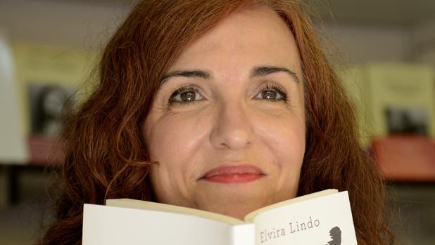 La escritora Elvira Lindo
